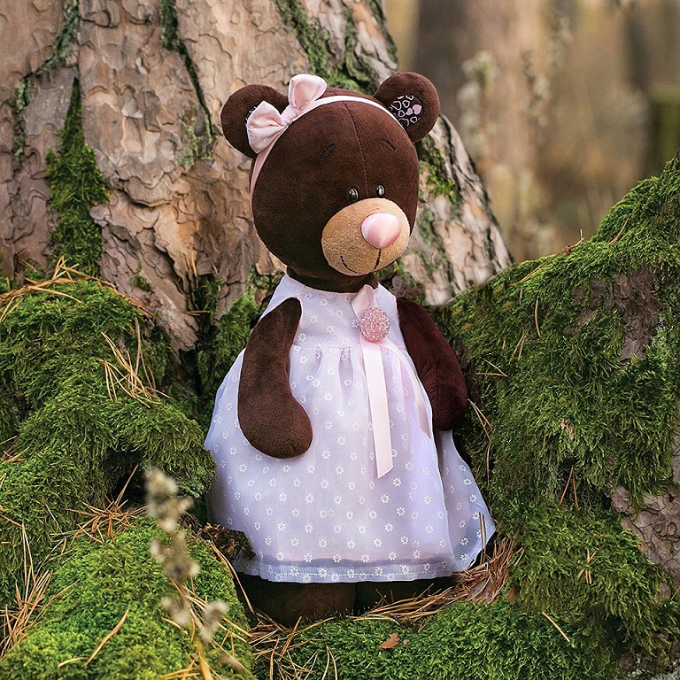 Медведь девочка Milk стоячая в платье с брошью, 30 см.  